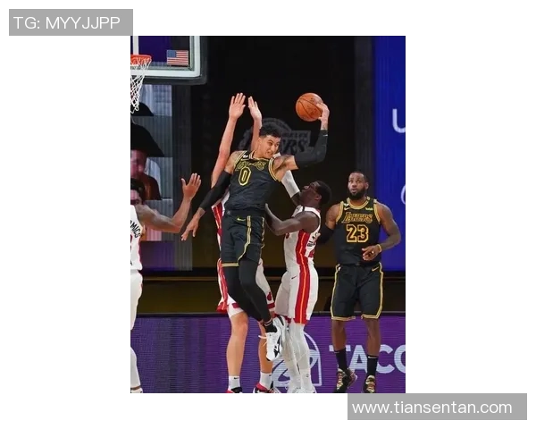 2019至2020赛季湖人与热火首节较量精彩回顾与分析