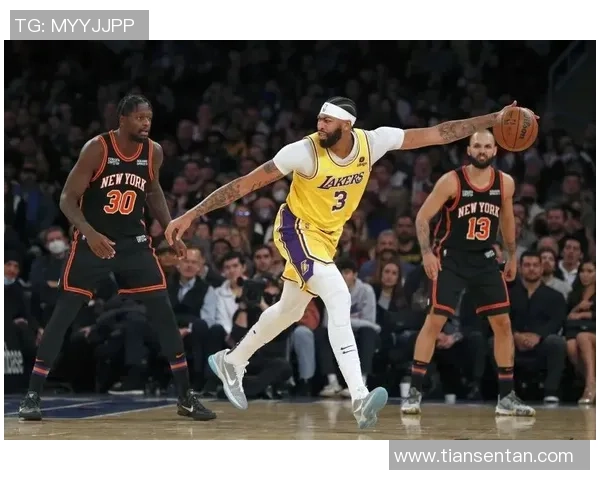 富丽战绩下的战术悖论：湖人三巨子的同场窘境